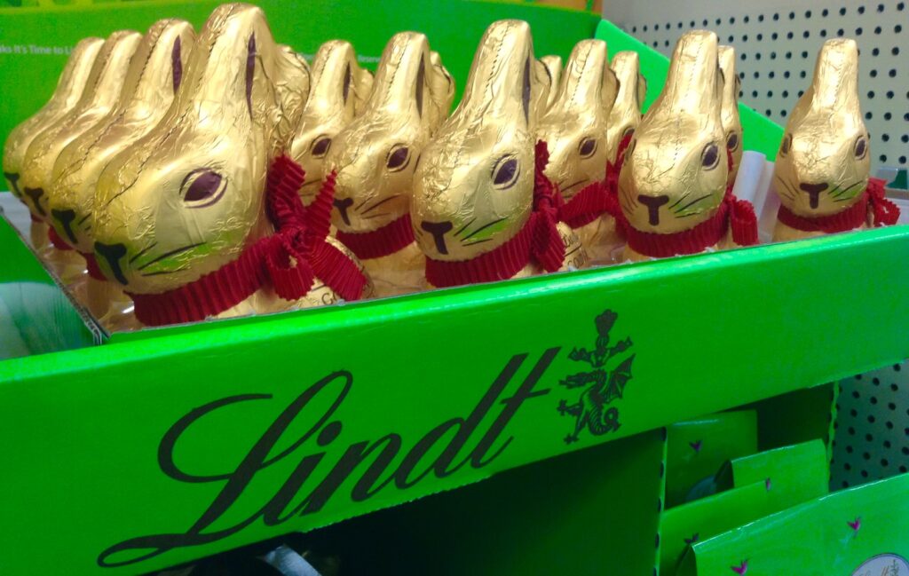 Lindt Lindor White Chocolate Truffles (200g): A Smooth and Luxurious Treat